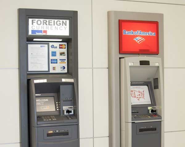 Во время путешествия по США пользуйтесь банкоматами вместо пунктов обмена валюты в аэропорту